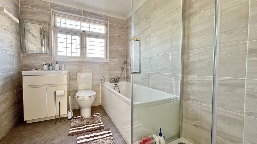 Property photo 3 of 23 Bathroom