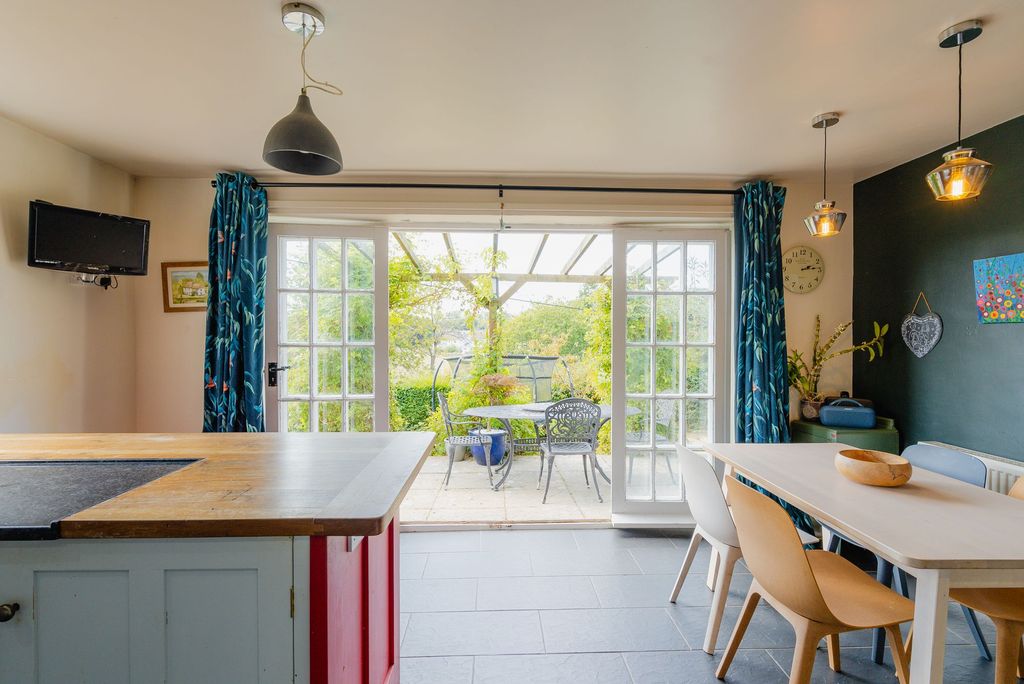 Property photo 3 of 32