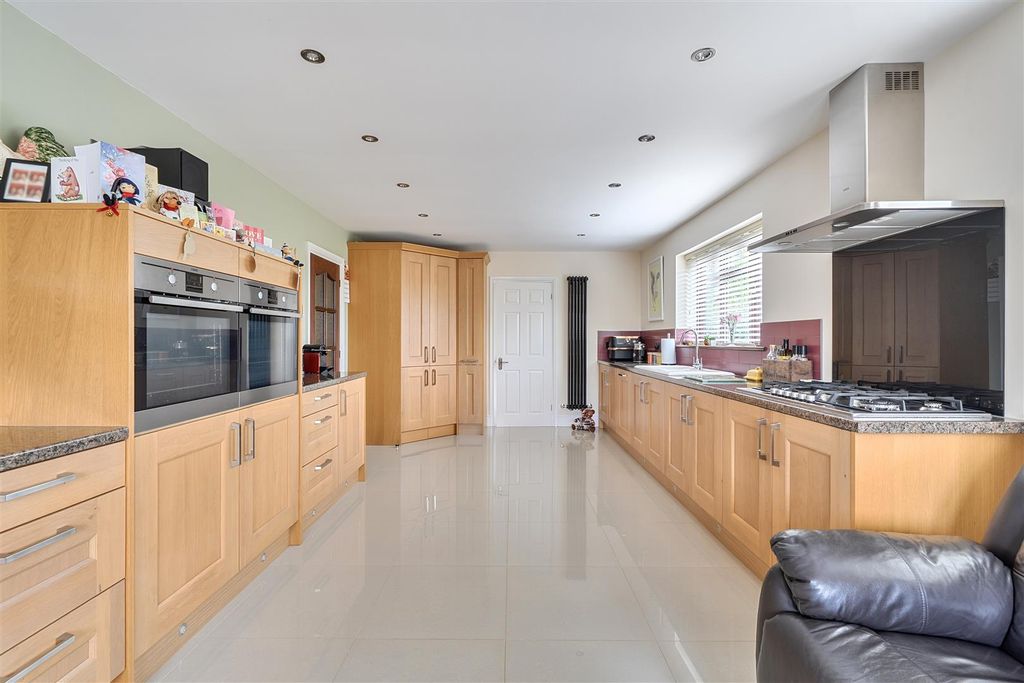Property photo 2 of 25 Kitchen