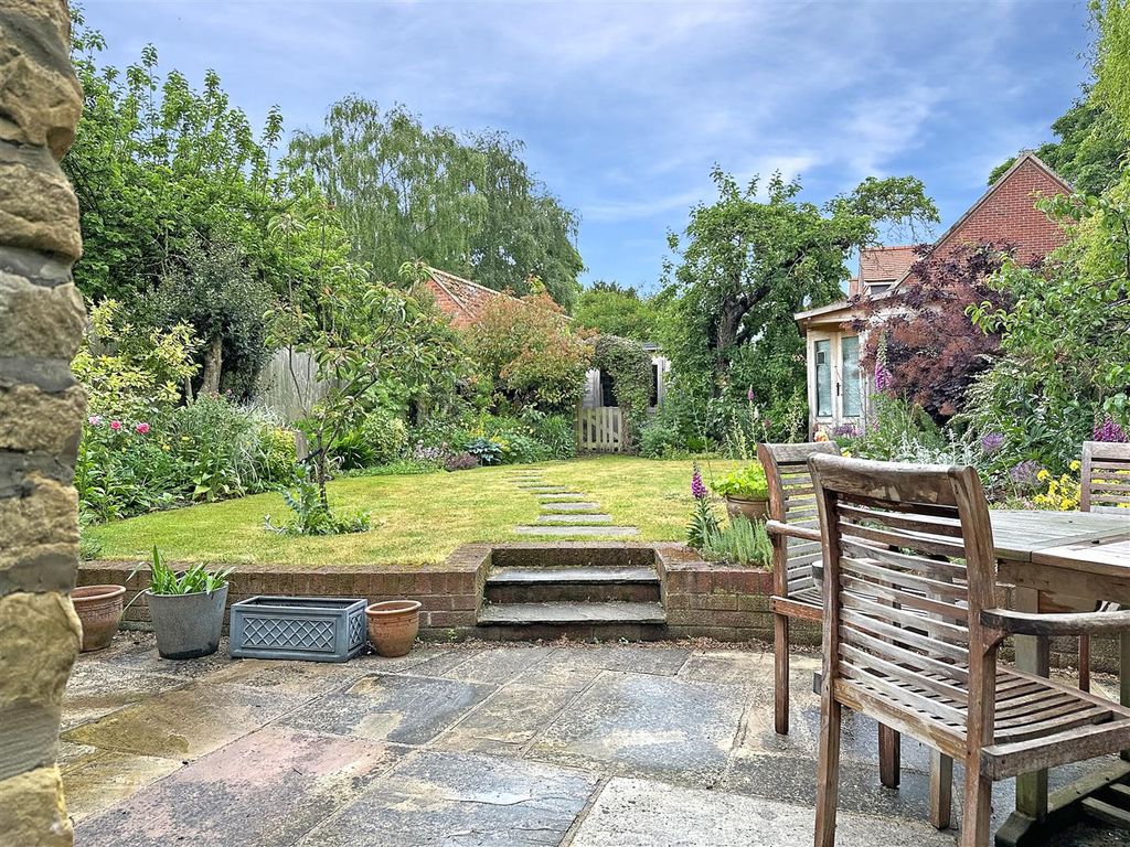 Property photo 3 of 33 Magnificent Rear Garden 095