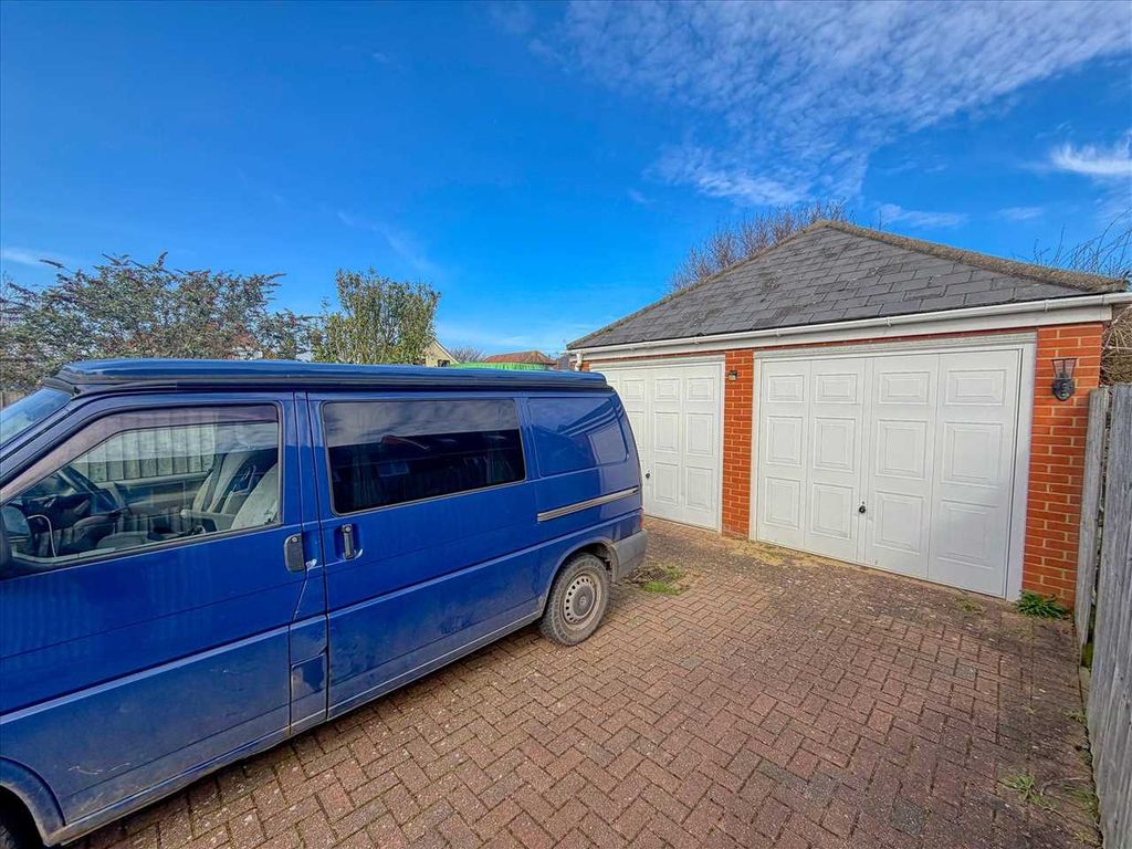 Property photo 2 of 21 Garage & Off Road Parking