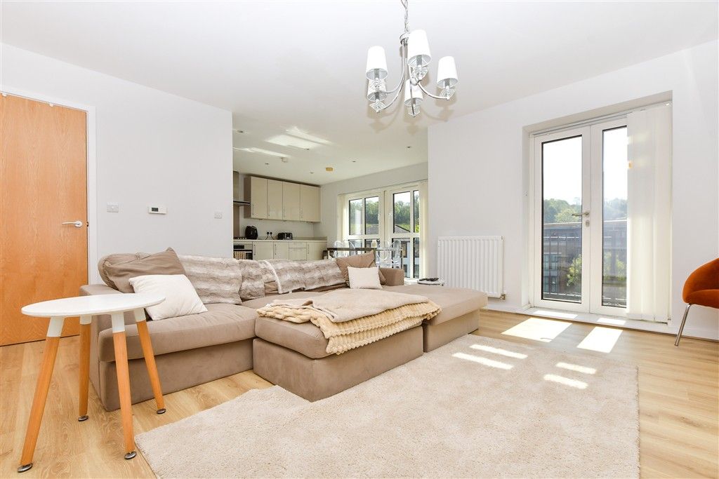 Property photo 2 of 18 Lounge