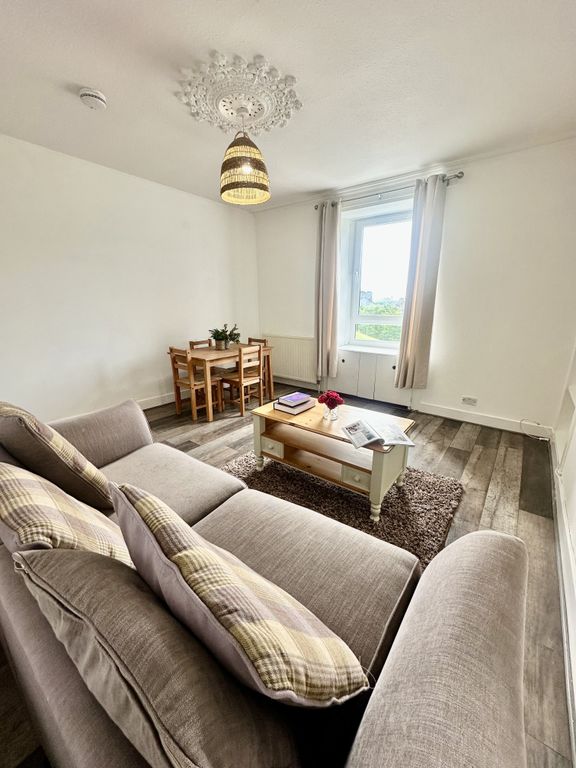 Property photo 1 of 11 Living (B)