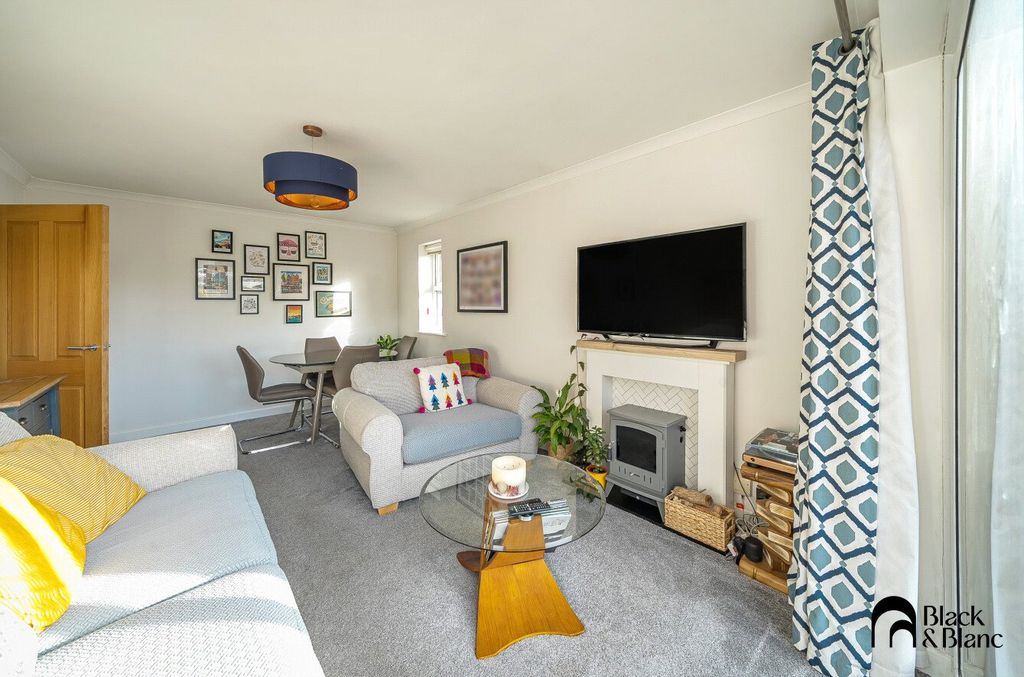 Property photo 2 of 16 Living Room