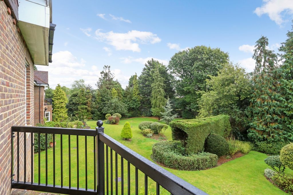 Property photo 2 of 20 Flat 15, Tudor Gr...