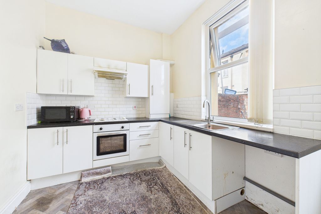 Property photo 3 of 8 Kitchen