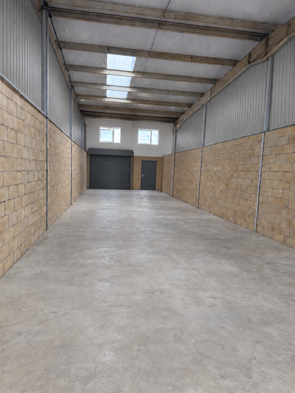 Property photo 1 of 7 Garage