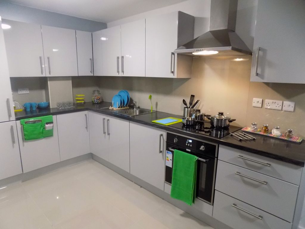 Property photo 2 of 10 Kitchen