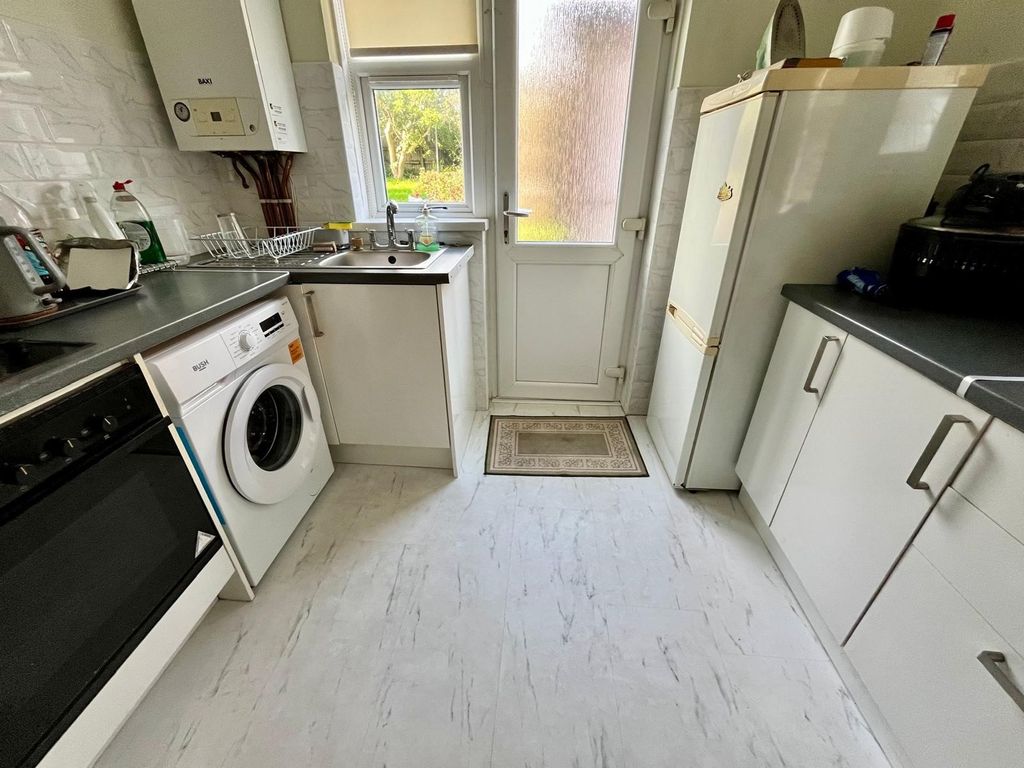 Property photo 3 of 10 Kitchen
