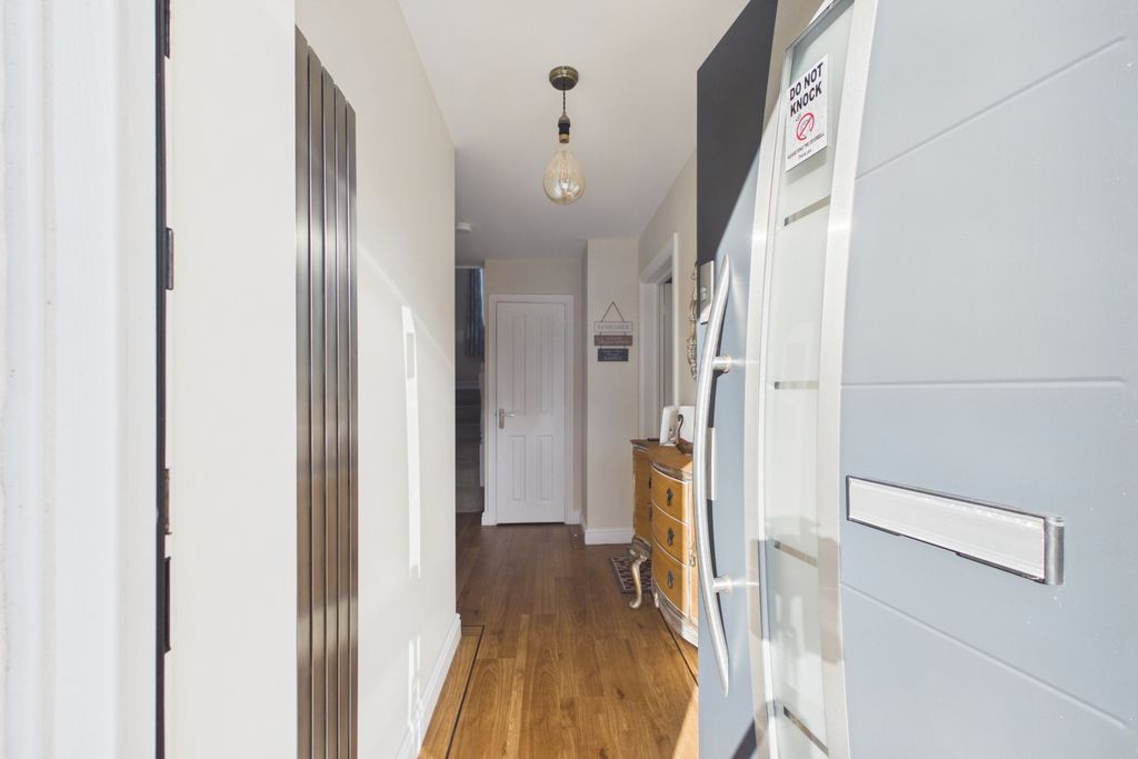 Property photo 2 of 38 Ewemove - Spalding - Nursery Way - Hallway