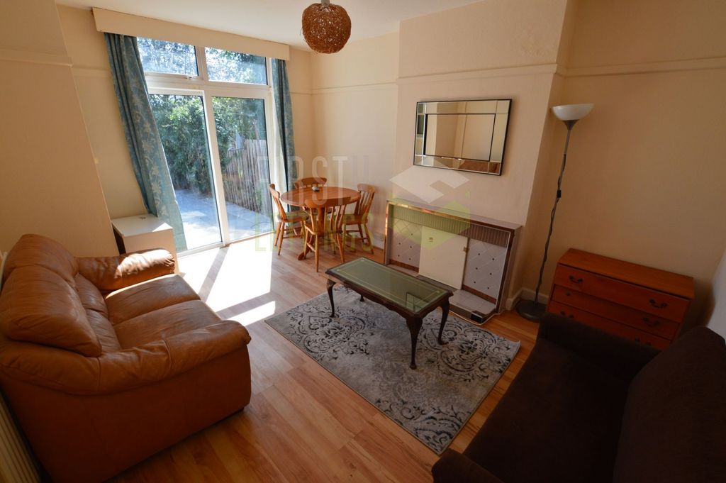 Property photo 3 of 8 Lounge