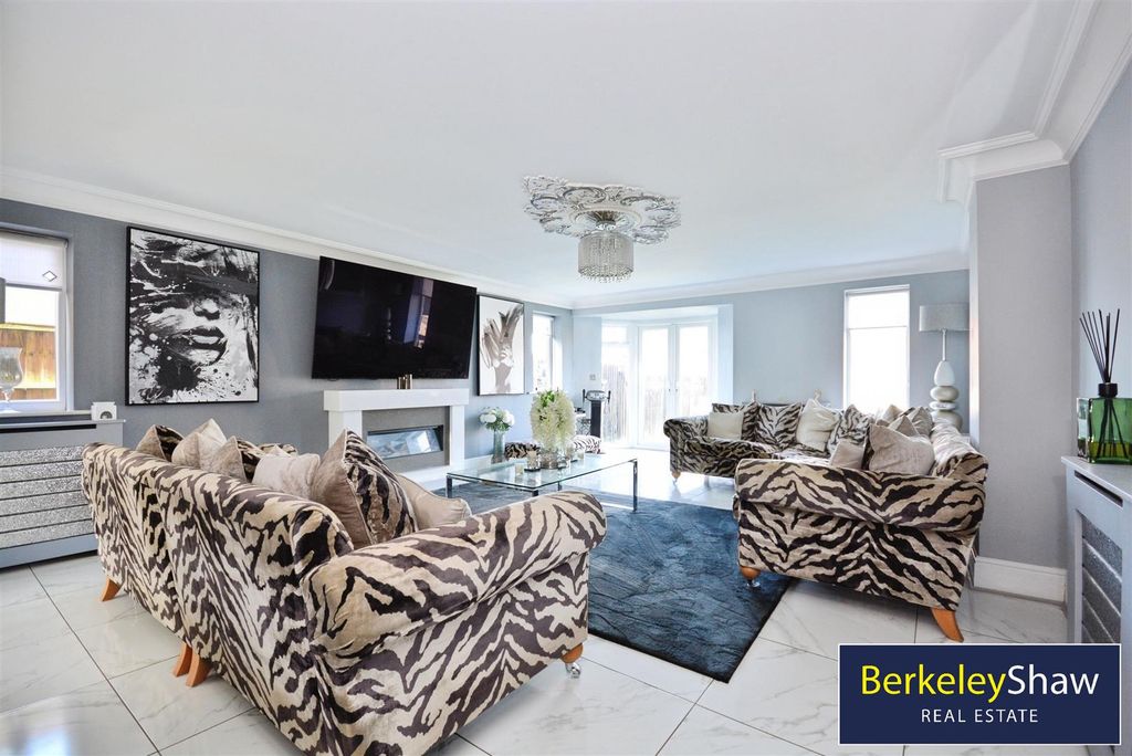 Property photo 2 of 24 Lounge