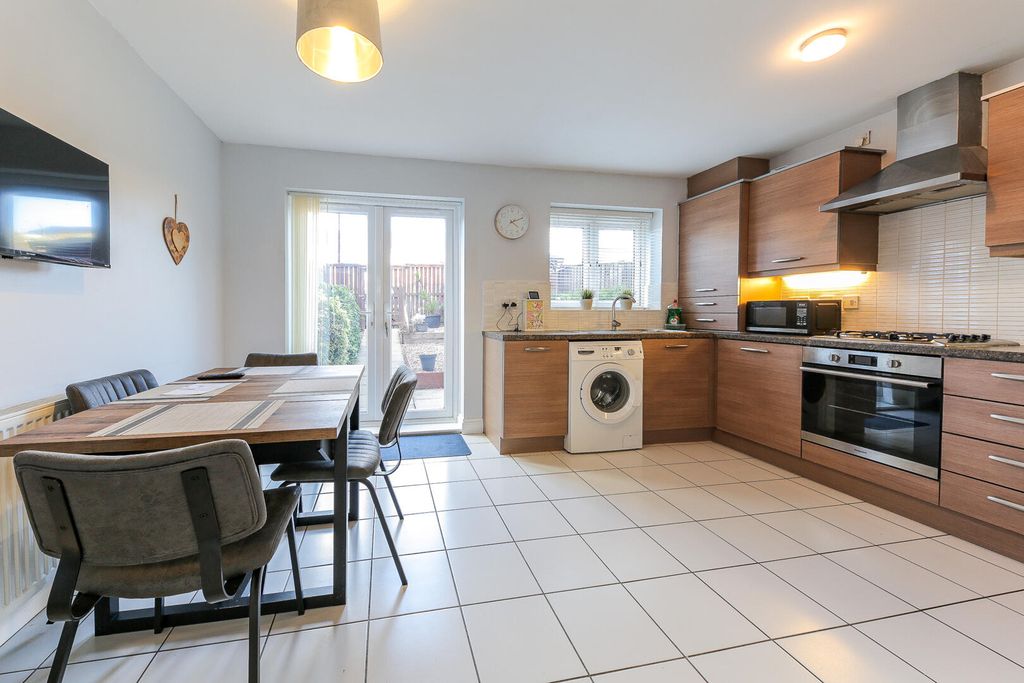 Property photo 3 of 19 Kitchen