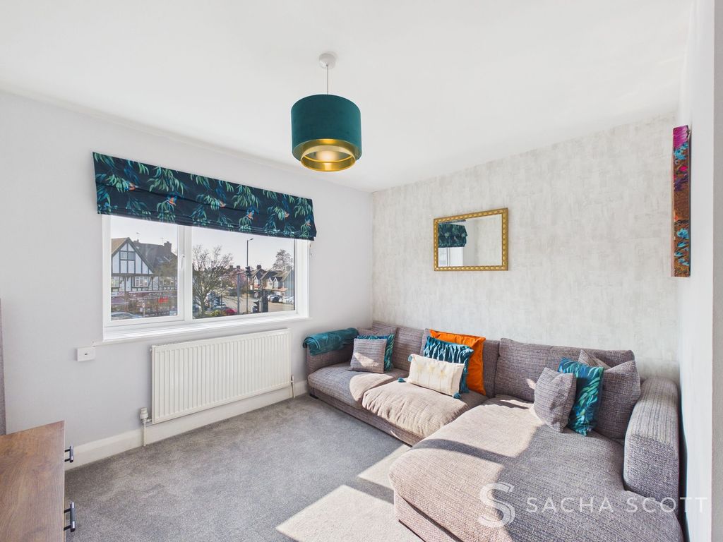 Property photo 3 of 15 Lounge