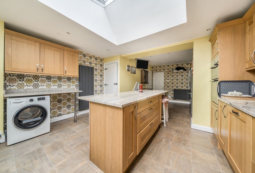 Property photo 1 of 24 Kitchen/Breakfast