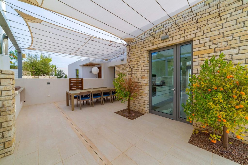 Property photo 2 of 50