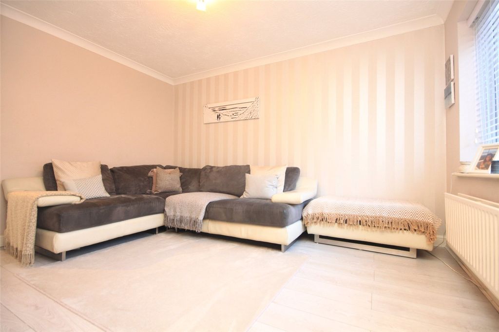 Property photo 2 of 16 Lounge