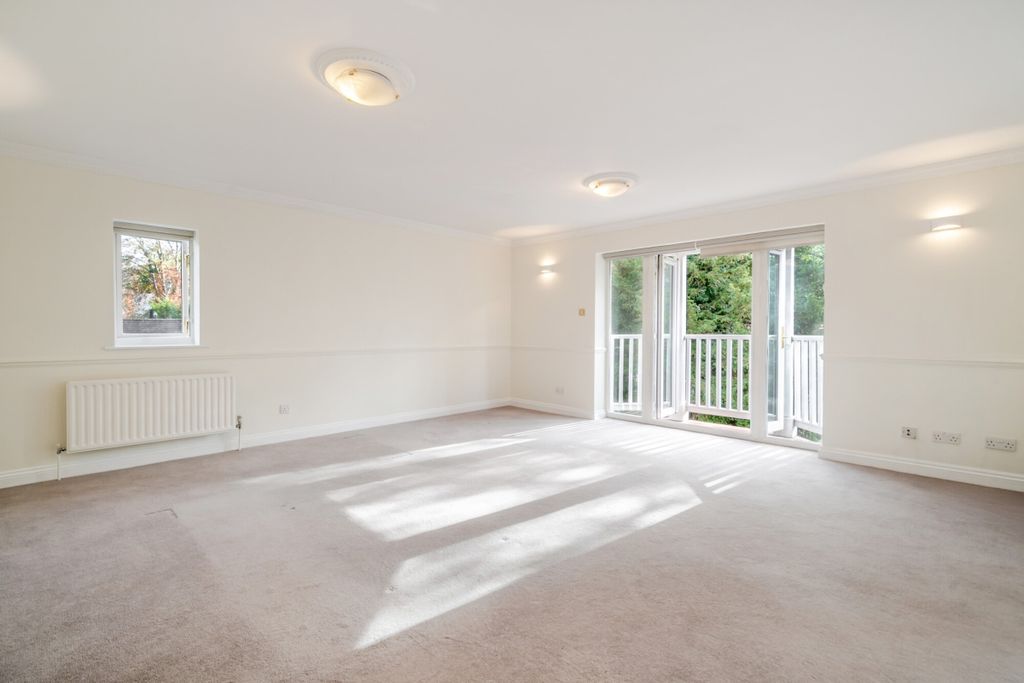 Property photo 2 of 11 Larch Avenue