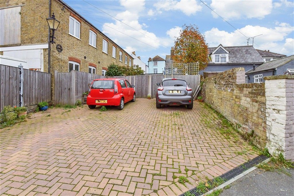 Property photo 2 of 14 Driveway/Parking