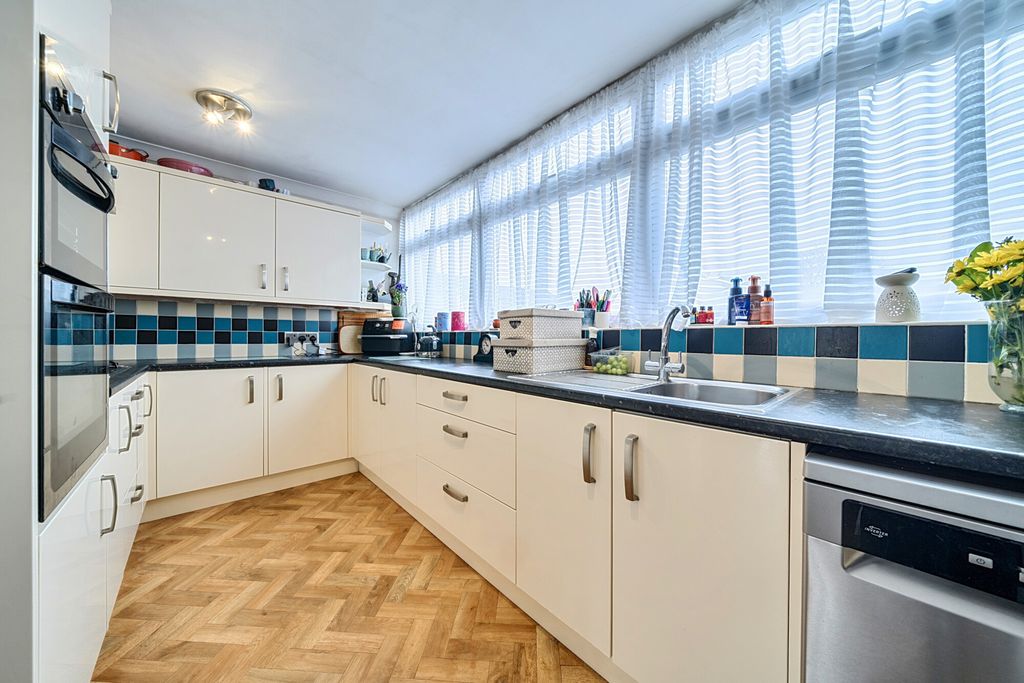 Property photo 3 of 21 Kitchen