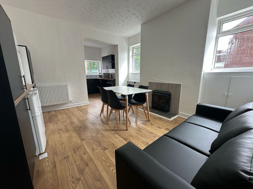 Property photo 2 of 9 Room