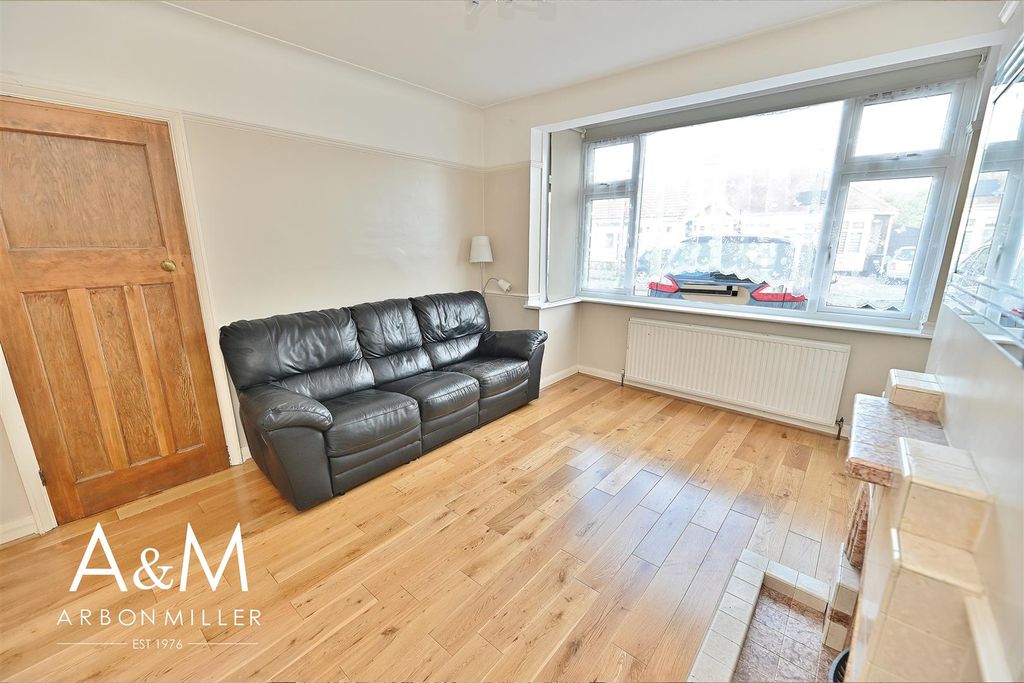 Property photo 2 of 15 Lounge