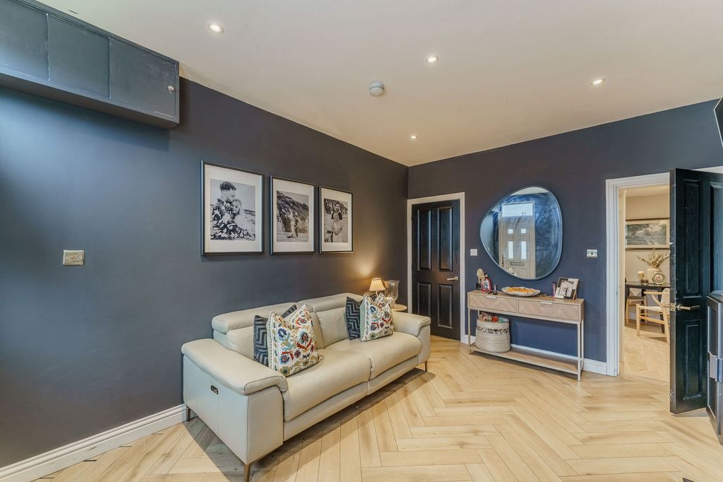 Property photo 3 of 27