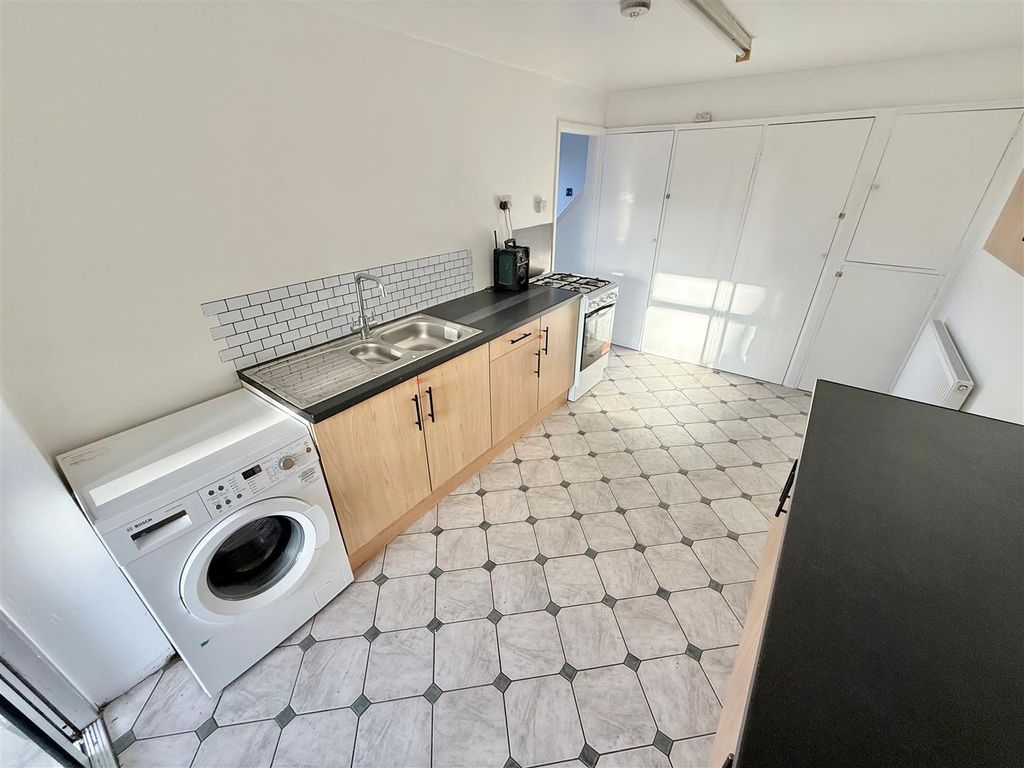 Property photo 3 of 9 Kitchen