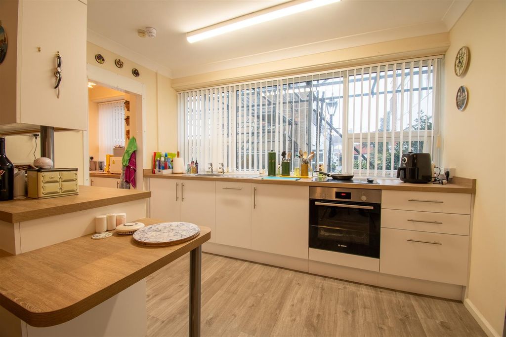 Property photo 3 of 11 Kitchen