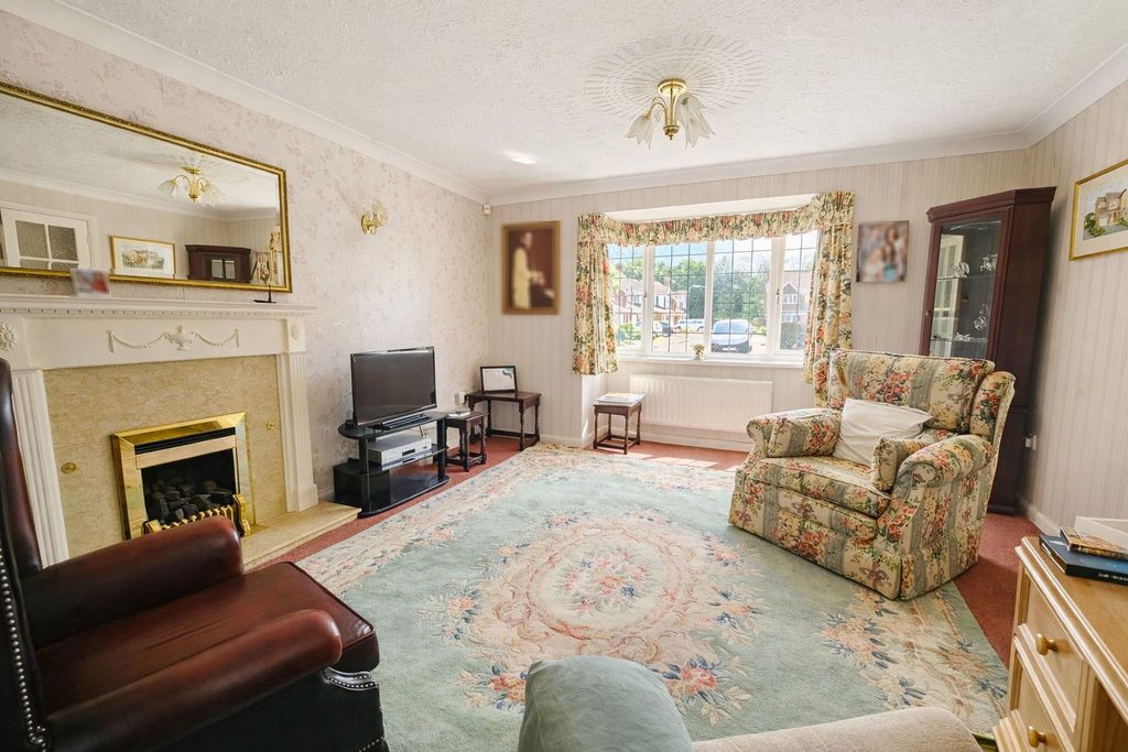 Property photo 3 of 13 Lounge