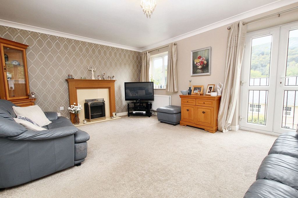 Property photo 2 of 27