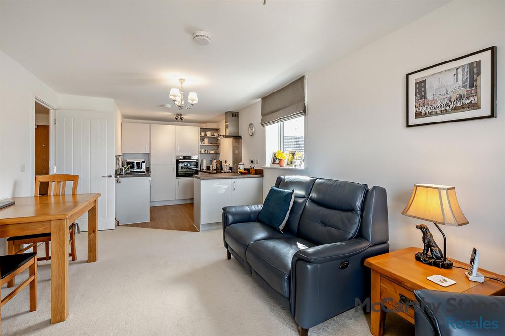 Property photo 2 of 23 8685487-Interior15-800.Jpg