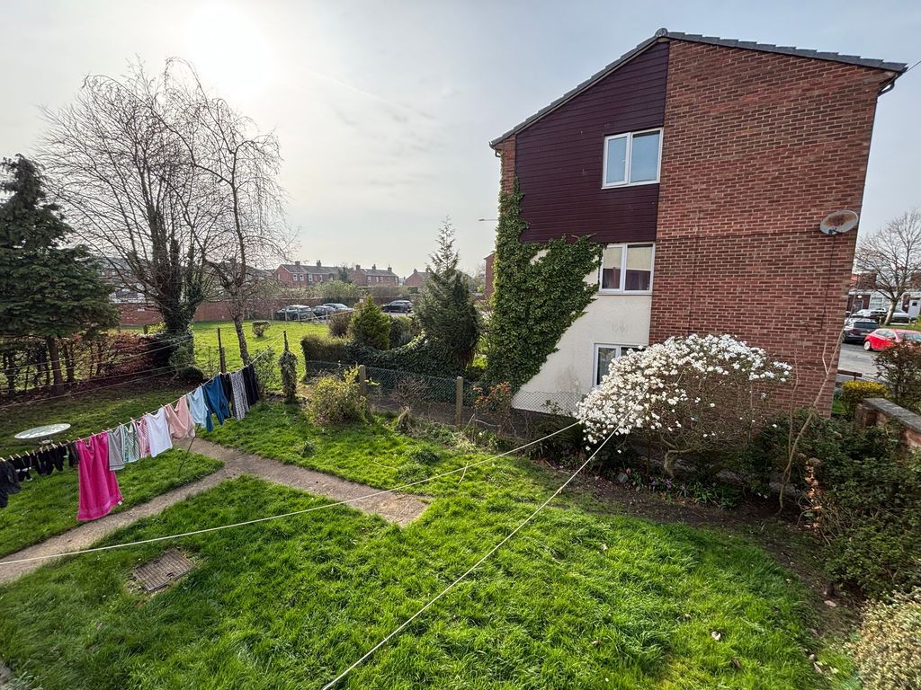 Property photo 2 of 10 Communal Gardens