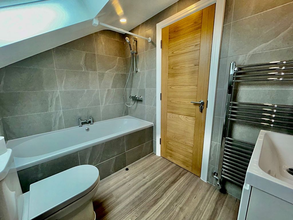 Property photo 3 of 13 Newnhamensuite
