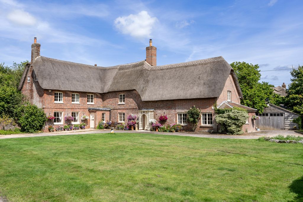 Property photo 1 of 16 Shitterton Farmhouse