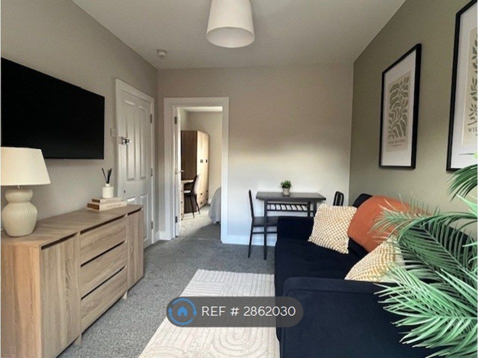 Property photo 1 of 17 Lounge