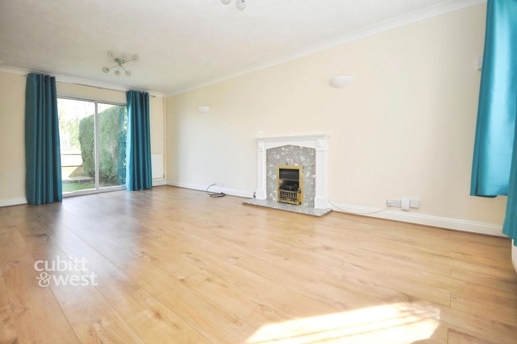 Property photo 3 of 17 Living Room