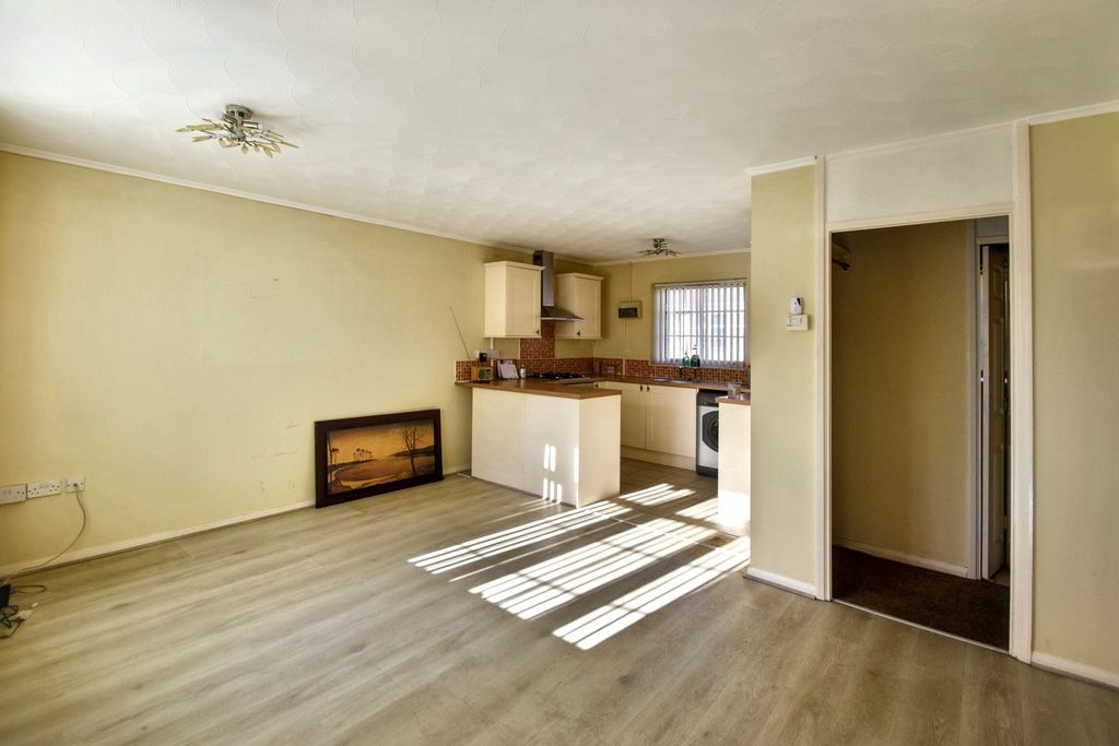 Property photo 3 of 7 Kitchen/Lounge