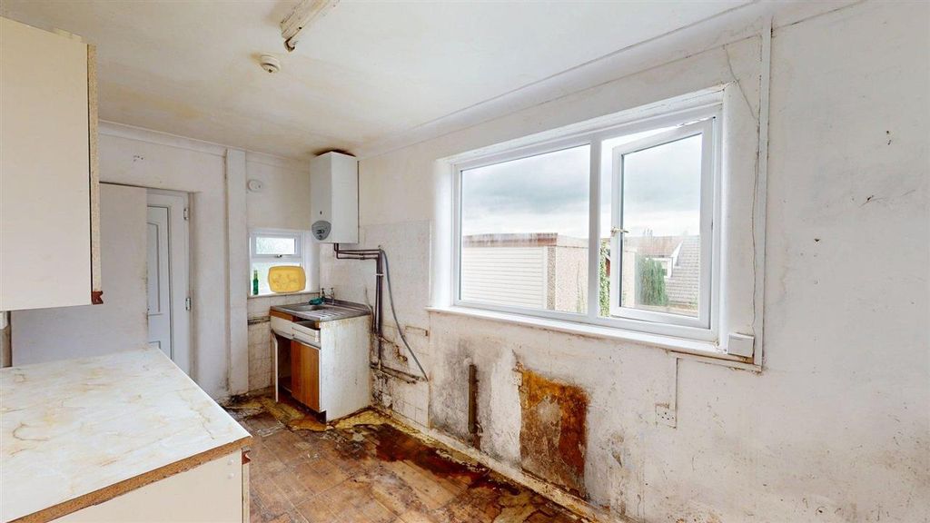 Property photo 3 of 9 Kitchen