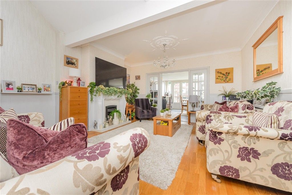 Property photo 1 of 15 Lounge