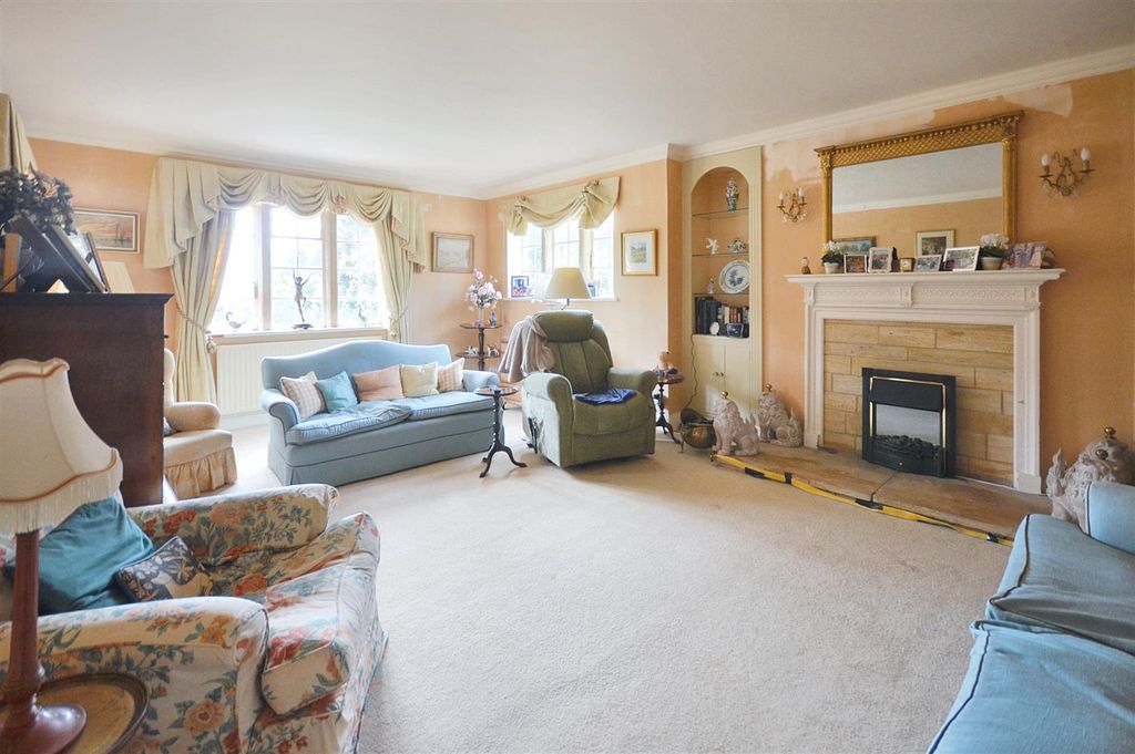 Property photo 3 of 17 Sitting Room