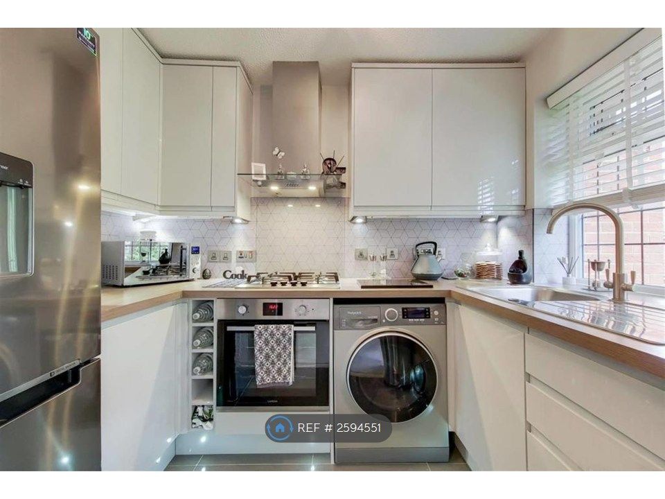 Property photo 3 of 10 Kitchen