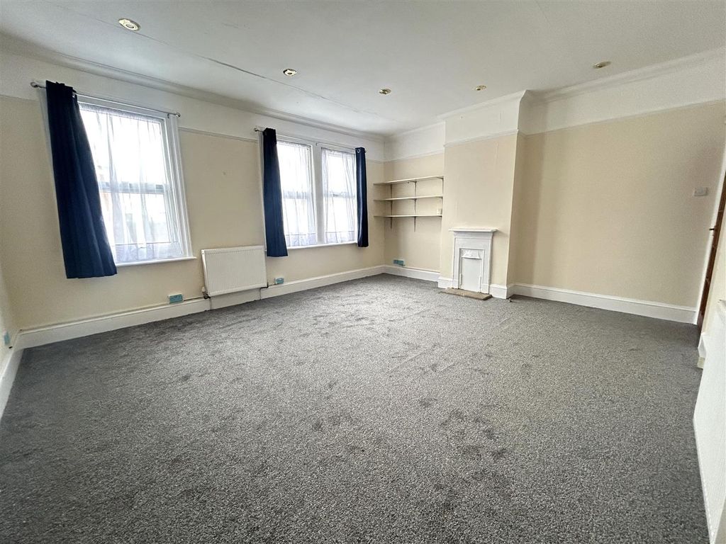 Property photo 2 of 6 Lounge