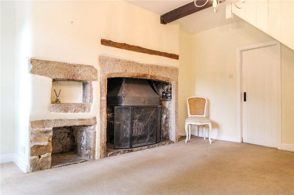 Property photo 3 of 18 Living Room
