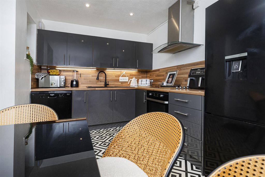 Property photo 3 of 27 Dining Kitchen