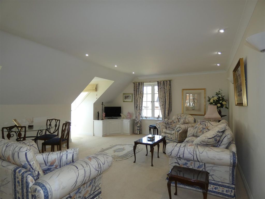 Property photo 3 of 17 Sitting Room