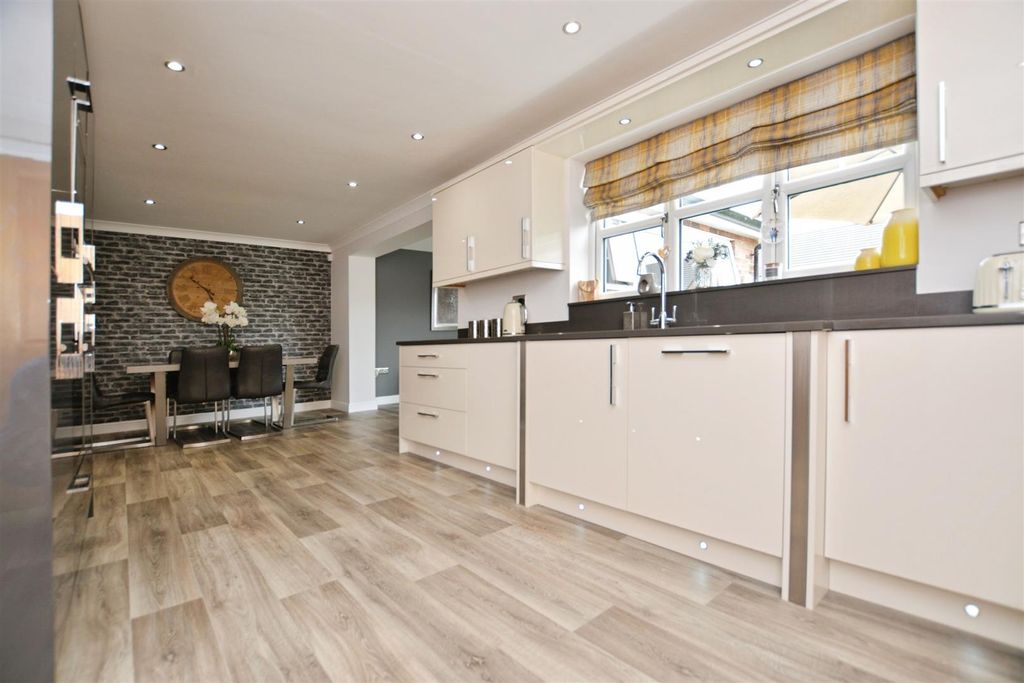 Property photo 3 of 49 Kitchen/Diner