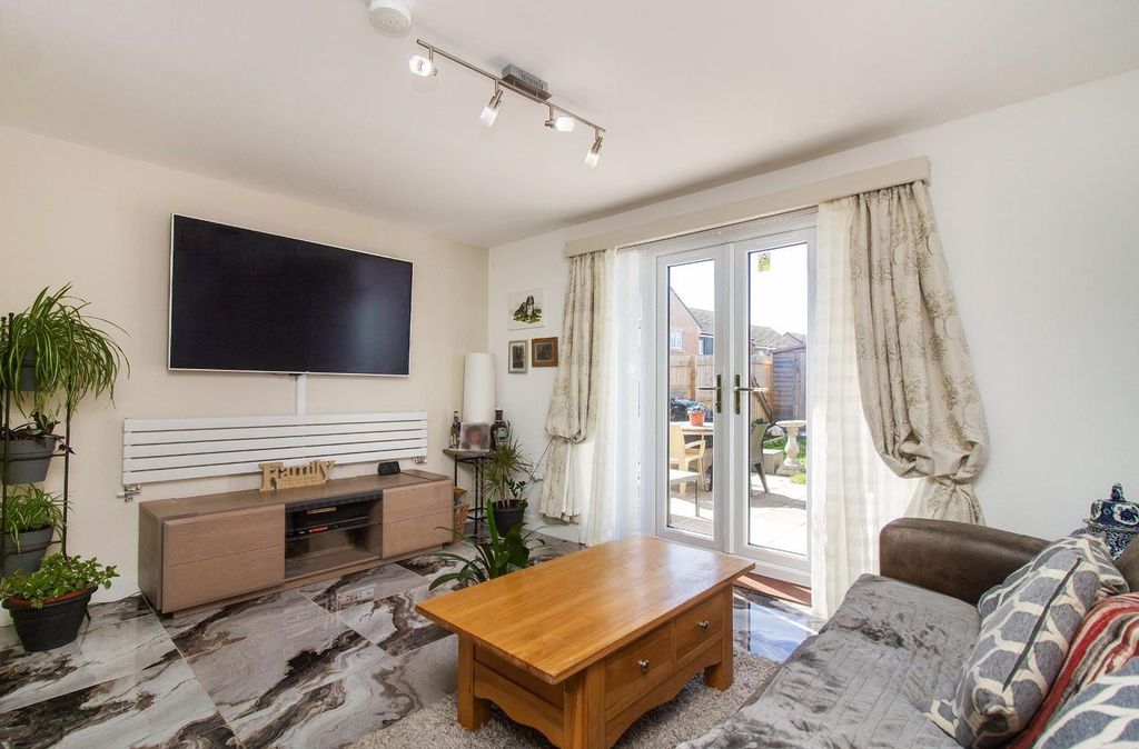 Property photo 2 of 11 Living / Dining Room