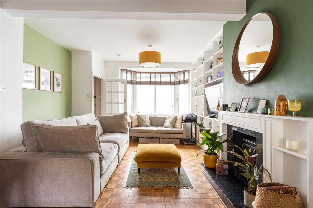 Property photo 2 of 31 Parkstone Road, E17