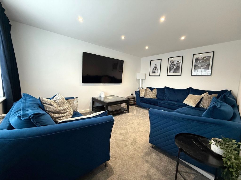 Property photo 3 of 21 Photograph 2